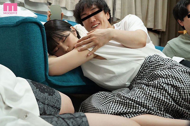 新歓コンパNTR ※胸糞注意 上京したばかりの遠距離恋愛彼女がテニサーの【歓迎コンパ】で1年生を喰いまくってるヤリチン男子に1晩中ハメられイカされていた話 純白彩永 画像2