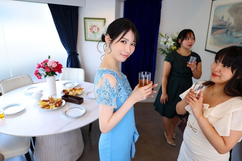 【VR】【8K】同窓会で再会した元カノと離れた数年を確かめ合う……情熱的にカラダを重ねるワンナイトSEX りお 画像2