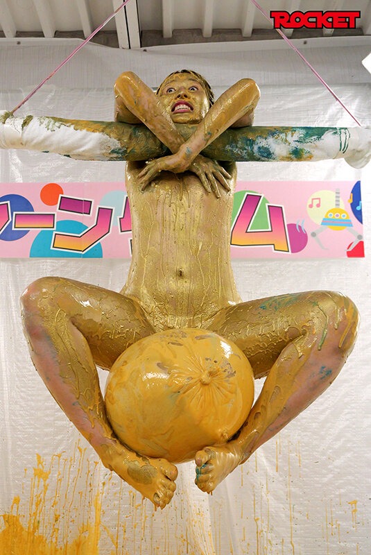 ROCKET18周年記念作品 どろんこプールにドボン！ウェット＆メッシー（WAM）人間クレーンゲーム ～ボディペイントで巨大クレーンゲームのアームになって景品ゲットだぜ！～ 画像11