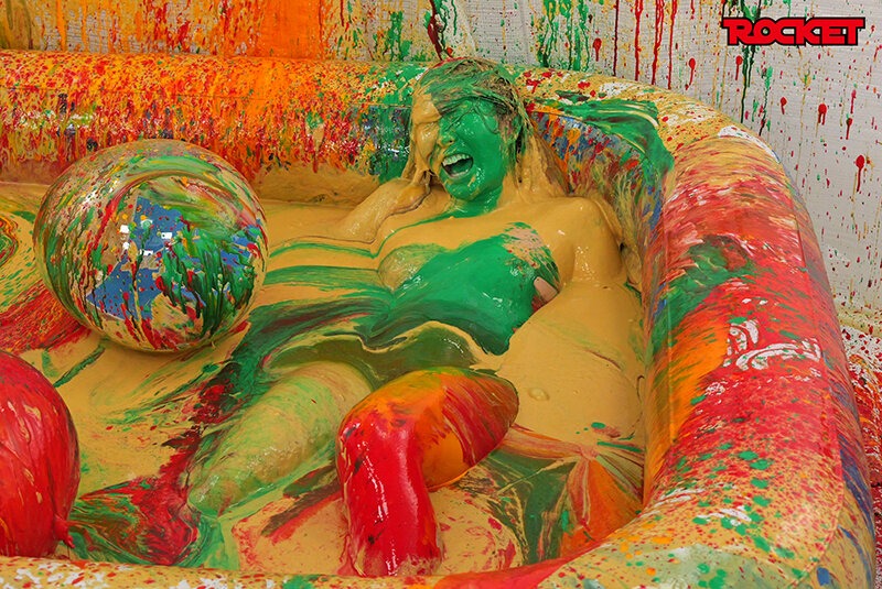 ROCKET18周年記念作品 どろんこプールにドボン！ウェット＆メッシー（WAM）人間クレーンゲーム ～ボディペイントで巨大クレーンゲームのアームになって景品ゲットだぜ！～ 画像14