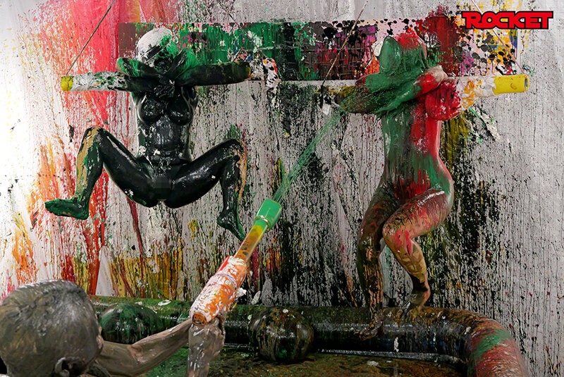 ROCKET18周年記念作品 どろんこプールにドボン！ウェット＆メッシー（WAM）人間クレーンゲーム ～ボディペイントで巨大クレーンゲームのアームになって景品ゲットだぜ！～ 画像15