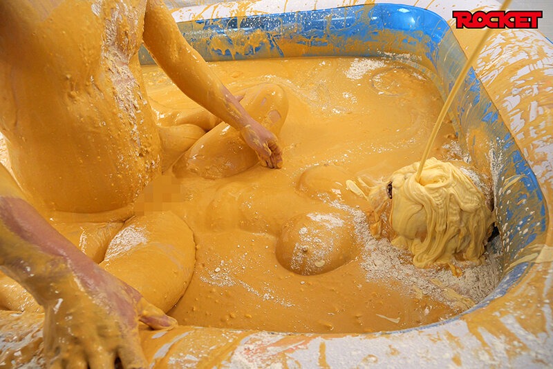 ROCKET18周年記念作品 どろんこプールにドボン！ウェット＆メッシー（WAM）人間クレーンゲーム ～ボディペイントで巨大クレーンゲームのアームになって景品ゲットだぜ！～ 画像8